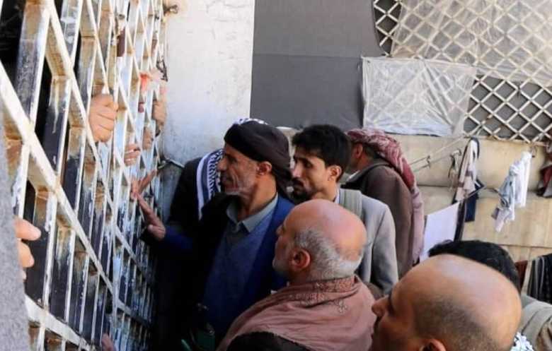 الحوثيون يجندون مئات السجناء في عمران وصعدة مقابل إطلاقهم