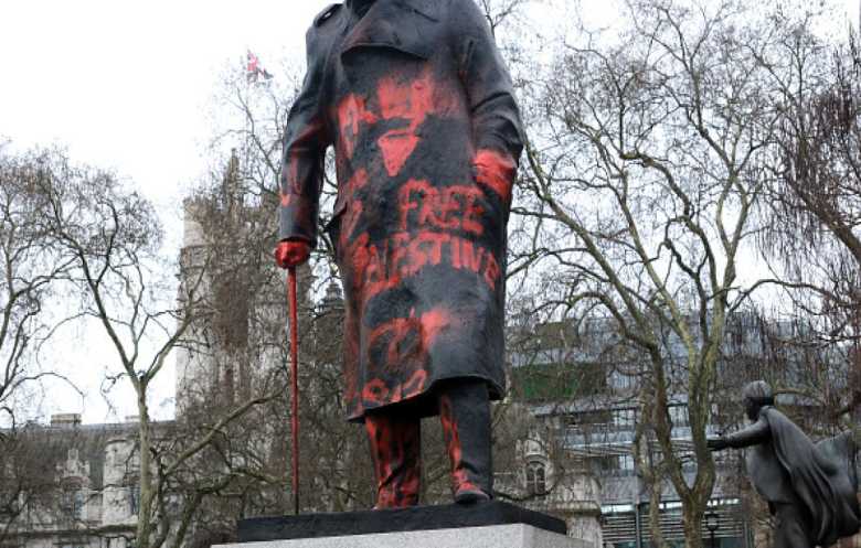 توقيف رجل كتب شعارات مؤيدة للفلسطينيين على تمثال تشرشل في لندن
