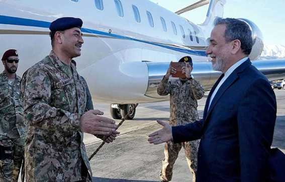 قائد الجيش الباكستاني في طهران حاملاً رسالة أميركية