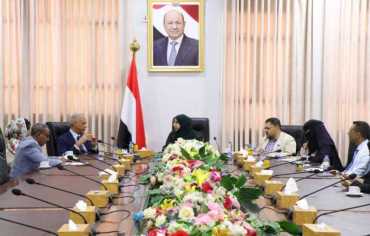 الحكومة اليمنية تبحث مع البنك الدولي توسيع دعم النقل والتجارة  