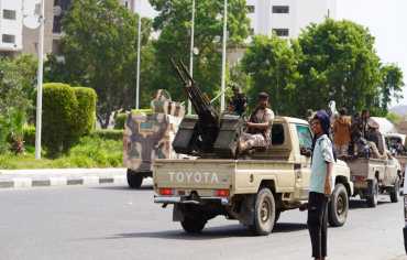 إعلان العليمي استلام المعسكرات في جنوب اليمن يكذّبه الواقع