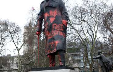 توقيف رجل كتب شعارات مؤيدة للفلسطينيين على تمثال تشرشل في لندن