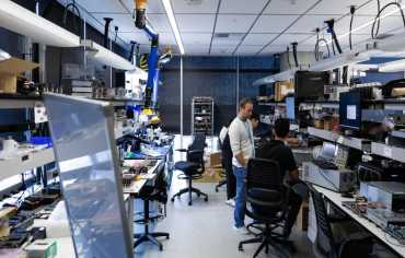 الوظائف بمواجهة الخوارزمية... هل يعيد الذكاء الاصطناعي توزيع العمل لا تدميره؟