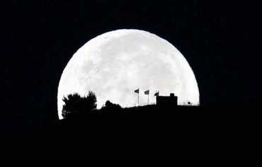 أغانٍ تصعد القمر... تحليق في مدارات العلم والحبّ