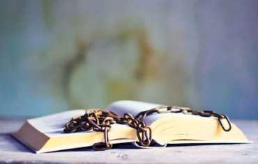 حين تصير الكتابة جريمة: الإبداع في زمن الخوف والكذب